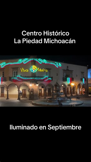 El Centro Histórico de La Piedad Michoacán, iluminado por la noche con los colores de nuestra bandera, en el mes de septiembre, nuestra independencia ¡Viva México! 🇲🇽 #lapiedadmichoacan #centro #pueblo #vivamexico #fyp
