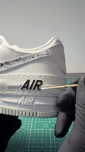 4 comments | Black and White 懶 A calm look that draws all eyes. Who says subtle has to be boring? This look proves otherwise! ✨ Subtle in color, yet impossible to ignore! Like to see the final result ❤️ #insta #reels #trending #oneofakind #fyp #limitededition #sneakers #asmr #money #blackandwhite #satisfying #wearable #hype #exclusive #support #customs #succes #oneofakind #growth #community #ootd #bw | Nick Vriendjes | Facebook