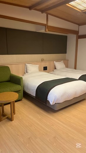 【佐賀】嬉野温泉 ホテル華翠苑 －かすいえん－ on Instagram: "デラックス和モダン🪵 ゆったり贅沢な広さのデラックス和モダン🍃 ご夫婦でもご家族でもゆっくり過ごせる広さとなっております。 定員：4名（4名利用に場合はエキストラベッド1台+簡易ベッド1台） 広さ：45.1㎡ 客室数：3部屋 お風呂：沸かし湯 ーーーーーーーーーーーーーーーーーーーーーー 嬉野温泉 ホテル華翠苑－かすいえんー 📌佐賀県嬉野市嬉野町岩屋川内甲333番地 ☎0570-026-112（受付時間 9:00～18:00） 💻@hotel_kasuien 記載のURLをご覧ください。 ーーーーーーーーーーーーーーーーーーーーーーー #ホテル華翠苑 #かすいえん #kasuien #佐賀ホテル #佐賀旅館 #嬉野ホテル #嬉野旅館 #嬉野 #嬉野温泉 #日本三大美肌の湯 #温泉地 #家族旅行 #子連れホテル #ルームツアー #デラックス和モダン #お部屋紹介"