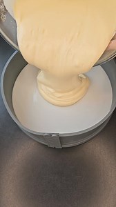 Marmorkäsekuchen mit Knusperstreusel Für den Teig: 4 Eier 200 g Zucker 1 kg Magerquark 2 P Puddingpulver Vanille 1- 2 EL Backkakao Für die Streusel: 100 g Mehl 100g Knuspermüsli mit oder ohne Schoko (gebackenes Müsli) 2 P Vanillezucker 50 g Butter Backofen auf 175 Grad Ober Unterhitze vorheizen... Die Eier und Zucker richtig schaumig schlagen. Puddingpulver und Quark unterrühren. Quarkmasse halbieren und die helle Masse in einen 26er Ring oder Springform füllen. Unter die andere Hälfte den Kakao