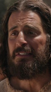 Se o plano era não chorar, nós falhamos. DE NOVO! 🥺 Em uma cena marcante do Episódio Sete da Temporada 4, Tomé confronta Jesus com uma pergunta dolorosa: por que Ele ressuscitou Lázaro, mas não Ramá e João Batista? A resposta de Jesus é tocante. Assista às Temporadas 1 a 4 de The Chosen gratuitamente no aplicativo oficial "The Chosen", ou nas plataformas de streaming Prime Vídeo e Netflix. #TheChosenBrasil | The Chosen Brasil