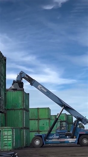 Reach stacker in operation #shorts #automobile #shortsfeed #machine #youtubeshorts #forklift #skills