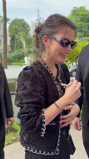 sooo close 🫠 REBECCA AT CHANEL CRUISE #BeckyxChanelCruise2025 #CHANELCruise #ChanelShow #ChanelxBecky #BeckyEntertainment #beckysangels | Adi