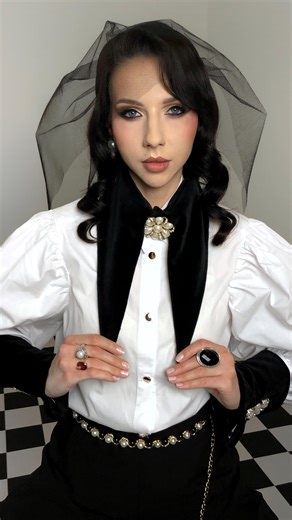 Agnieszka Bajek ~ MAKIJAŻ | SZKOLENIA | STALOWA WOLA on Instagram: "Klasyka w nowoczesnym wydaniu 🖤✨ Dziś razem z @metka_z_paryza @izamichalczak_designer @twojstylistafryzurnatalia zabieramy Was w podróż do przeszłości, ale z wyraźnym, współczesnym sznytem. Makijaż w estetyce przełomu lat 40 / 50 z dopasowaniem do dzisiejszych standardów. Cera zachowuje swój „porcelanowy” charakter, stanowiąc idealne tło dla reszty. Na policzkach zagościł wyraźniejszy róż, który dodaje twarzy świeżości i szlach