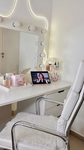 𝗠𝗘𝗟𝗜𝗡𝗔 𝗤𝗨𝗜𝗥𝗢𝗚𝗔 𝗠𝗔𝗞𝗘𝗨𝗣 on Instagram: "El tocador de Maquillaje que siempre soñé 🎀🪞✨ Cómo sabrán soy muy fan del minimalismo y los tonos neutros, pero desde que soy muy chiquita siempre tuve debilidad por el rosa y el estilo romántico. Aunque hoy tenga otro estilo quise darme el gusto de reencontrarme con mi niña interior y que mejor que hacer un espacio donde me conecte conmigo misma, me ayude con la creatividad y me inspire a seguir creando en este mundo del maquillaje que t