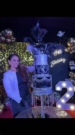 Turning the roaring twenties into a show-stopping black & silver cake. Glamour, drama & Gatsby energy all in one ✨🖤 #blacksilver #black #blackcake #birthdaycake#fancycustomcakes