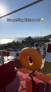 “How I get down?” 😭 #waterslide #fail #prank #scary #waterpark (via @muratcan.tural)