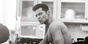 Ricky Martin Gets His Butt Tattoo Covered for ‘Versace’!