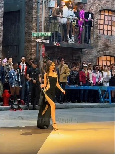 she has a walk out of this world with the legends👑⚡️ #yasminwijnaldum #runwaylegend