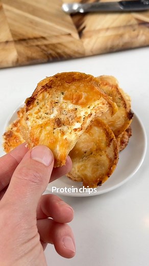 Healthy Protein Egg White Chips 🤤🔥🙌 What you need: 1/2 cup egg whites 1/2 cup grated Parmesan 1 tbsp ranch seasoning How to make them: 1. Beat your egg whites until stiff peaks form. 2. Scoop into a greased muffin tin with your ranch seasoning and Parmesan. 3. Bake @ 400F for 10-12 mins. 4. Let them sit for a while to crisp up and enjoy! Pro tip: Don’t do big scoops of egg white otherwise they will be fluffy rather than crunchy. | Keto Snackz