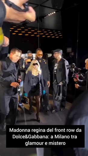 Madonna regina del front row da Dolce&Gabbana: a Milano tra glamour e mistero Ingresso a sorpresa al Metropol di Milano per Madonna, ospite d’onore alla sfilata Donna Autunno/Inverno 2026/2027 di Dolce&Gabbana. La popstar è arrivata pochi istanti prima dello show, accompagnata dal fidanzato Akeem Morris, conquistando il front row accanto a Anna Wintour. Look impeccabile e perfettamente in linea con l’estetica della maison: abitino bustier nero, giacca strutturata, calze velate e tacchi a spillo.