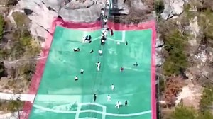 China: Spektakulär – Video zeigt Fußballfeld in 200 Meter Höhe