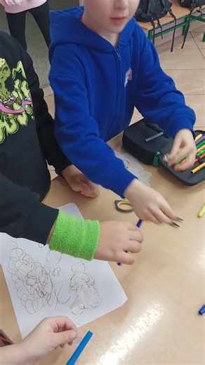 doświadczenie z elektrostatyki i „ożywianie” papierowych ludzików ⚡ | Szkoła Podstawowa nr 3 im. Elizy Orzeszkowej w Zamościu