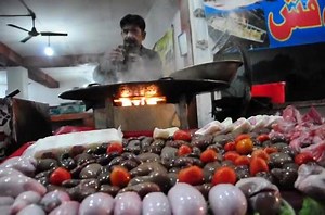 Traditional Dish Call Takka Tak Food Street Lahore | Rana On Road