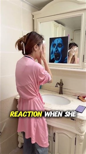 Scaring my girlfriend who’s washing her face with a scary picture😱 #funny #couple #prank #goodvibes