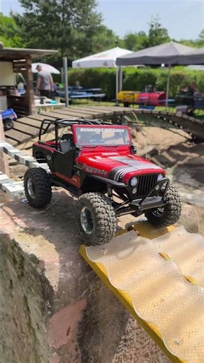Axial CJ7 mit dem BaseCamp über das neue Hindernis 😎 #axial #rccars #scale #rccrawler #basecamp