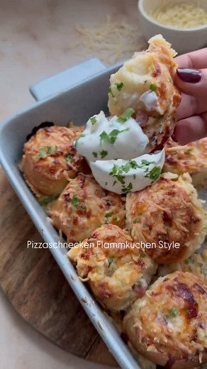 Katja ☕️ on Instagram: "Pizzaschnecken Flammkuchen Style 🧄🧀 Knusprig, herzhaft & in 20 Minuten fertig – diese Schnecken liebt jeder! 🤍 🧾 Rezept 1 Rolle Pizzateig 150 g saure Sahne oder Crème fraîche 75 g Schinkenwürfel 1 kleine rote Zwiebel 100 g Reibekäse Salz & Pfeffer Teig ausrollen, mit Sahne bestreichen, würzen und mit Zwiebel, Schinken & 50 g Käse belegen. Aufrollen, in Stücke schneiden, in eine Form setzen, mit restlichem Käse toppen. 200 °C Umluft, 15–20 Min. backen. Guten Appetit 🫶