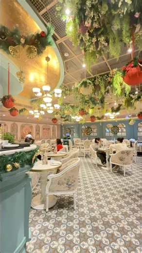Christmas Vibes at Cafe De Flora 🎄🌸 | DLF Promenade #christmasvibes #youtubeshorts #delhicafes
