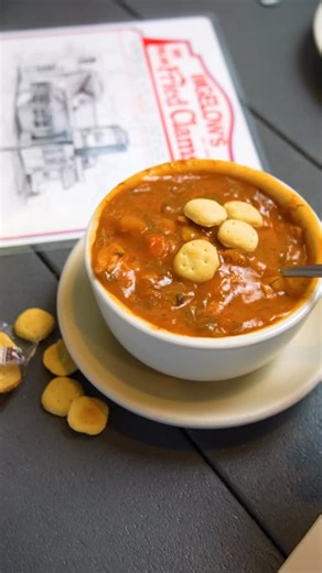 Who else loves chowder season? ♨️ #chowder #manhattanclamchowder #newenglandclamchowder #bigelowsfriedclams #rvc #rvcfoodies #fryhouse #friedclams #nassaucounty #nassaucountyfoodies #longislandfoodies #fresh | Bigelow's New England Fried Clams