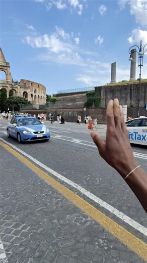 A big heartfelt thanks to the Italian Police 💙💙 #polizia #police #italy #poliziadistato