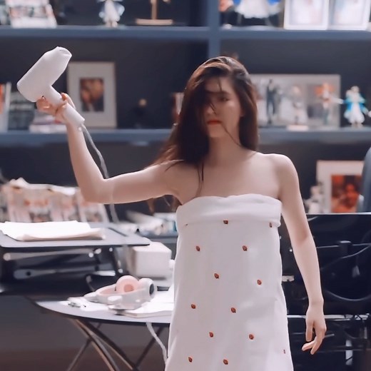 2.7M views · 177K reactions | #pleasefeelateasemrling #zhaolusi #liute #cdrama #cdramafyp #cdramaedit #chinesedrama #movie #xyzbca #foryourpage #fyp | 恋爱剧场 | Facebook