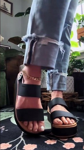 Crocs Brooklyn Low Wedge Sandals Review: The Best 2026 Lightweight & Elevated All-Day Comfort Wedges