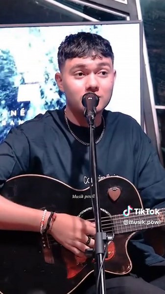 Paul Nyanyi Lagu April di VOKS RADIO BANDUNG