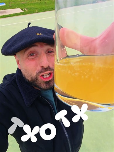 🍏 ¿Qué significa TXOTX? En euskera, txotx significa 👉 “palillo” o “pequeña varilla”. 🪵 Antiguamente, las kupelas (barricas) se cerraban con un palo de madera. Cuando se iba a probar la sidra, se quitaba ese palo… Y alguien gritaba: 🔥 ¡TXOTX! Era la señal para acercarse. 🍎 La sidra en euskera se llama sagardoa. Sagar = manzana Ardoa = vino Literalmente: 👉 “vino de manzana”. 🛢️ El origen está en las catas tradicionales. Los compradores probaban kupela por kupela para elegir la mejor sidra d