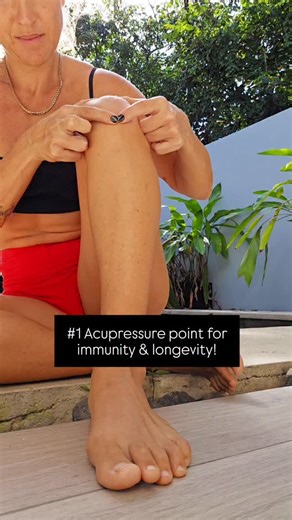 𝐀𝐥𝐢𝐧𝐚𝐭𝐢𝐯𝐚 | 𝐃𝐫. 𝐎𝐟 𝐂𝐡𝐢𝐧𝐞𝐬𝐞 𝐌𝐞𝐝𝐢𝐜𝐢𝐧𝐞. 𝐋.𝐀𝐜 on Instagram: "⬇️Comment "BELLY" for the 3-step morning routine for a flatter belly Freebie ✨️ ✨ Your “strong body” point = STOMACH 36 (Zú Sān Lǐ) 💪🌿 If you only massage one acupressure point daily… make it ST36. 📍 How to find it: 4 finger-widths below the kneecap, on the outer side of the shin bone (slightly off the bone, in the muscle). In Chinese medicine, ST36 is famous for supporting digestion + building Qi + streng