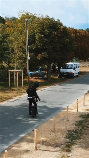 vue en hauteur grâce au drone de mon frérot @tu peux pas test ! pour plus de contenu ajouter moi sur Instagram : nesshood #true2one #glisseelectrique #glisseurbaine #Gyroroue #monoroue #electricwheel #Euc #electricunicycle #unicycleelectric #electricuncycles #euccommunity #pevcommunity #pev #Begode #BegodeRs #rs19 #rs19ht #Leaperkim #begodemaster #veteransherman #inmotion #Kingsong #tsg #tsgpass #tsghelmets #insta360 #insta360onex #insta360onex2 #monowheel