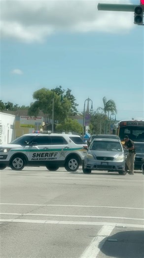 22K views · 799 reactions | Shoutout to the deputy who went above and beyond while stuck in traffic, he noticed a stranded car blocking the road and didn’t hesitate to jump in, push the car to safety, and get traffic moving again. We know you didn’t do it for recognition, but someone caught your act of kindness on camera. Thank you for caring about our community, even when no one’s watching. #PBSOcommendation | PBSO - Palm Beach County Sheriff's Office | Facebook