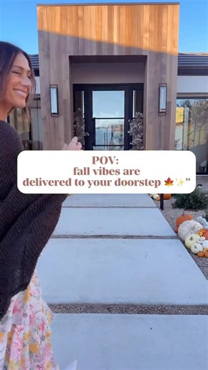 𝐃𝐚𝐧𝐢𝐞𝐥𝐥𝐞 𝐃𝐨𝐧𝐨𝐡𝐮𝐞 | Did you know you could have someone come decorate your porch for fall?? 🍁 @oakharvestporch styled my porch with layered pumpkins and made... | Instagram