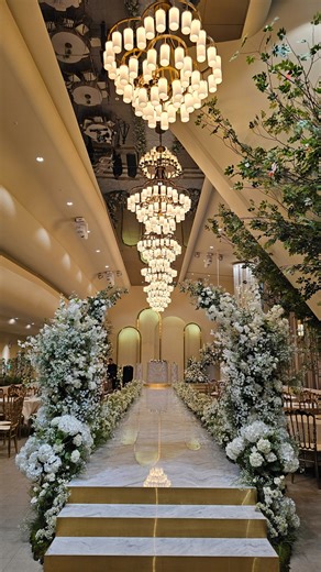 “Round tables are better for conversation.” Let’s be honest, they’re usually not. 👉Round tables actually make it harder to talk to anyone beyond the 2–3 people next to you 👉They take up more space, cutting into your dance floor or lounge area 👉Long tables create a cosier, family-style atmosphere and make group conversations easier 👉simpler to style with candles, greenery, and statement centrepieces 👉They photograph and film beautifully, especially during speeches and candid moments This isn