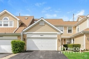 Tall Oaks of Hanover Townhouses under $900 - Hanover Park, IL