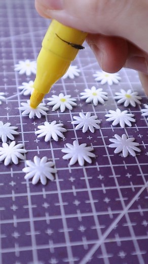 Calzado intervenido, tienen varias opciones en la página y también se pueden hacer personalizados 💖 Amo cuando me traen ideas nuevas 🌼 | Ann Attack