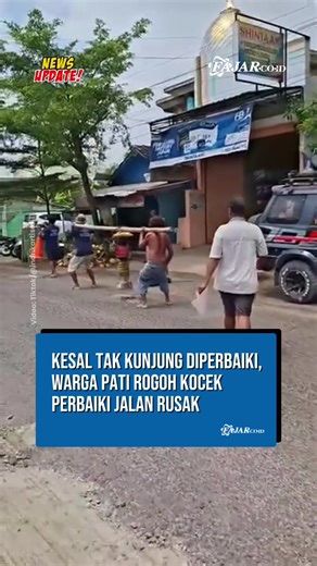 Warga Desa Blaru, Kecamatan Pati, Kabupaten Pati, terpaksa merogoh kocek untuk memperbaiki jalan rusak di ruas Pati–Purwodadi, tepatnya di Perempatan Pentol, Rabu (11/2/2026). Aksi ini dilakukan lantaran jalan berlubang tersebut tak kunjung diperbaiki meski telah rusak berbulan-bulan dan disebut sudah menyebabkan banyak kecelakaan. Belasan warga bergotong royong menambal lubang menggunakan batu dan material base course. Material tersebut kemudian diratakan dengan alat stamper agar lebih padat da
