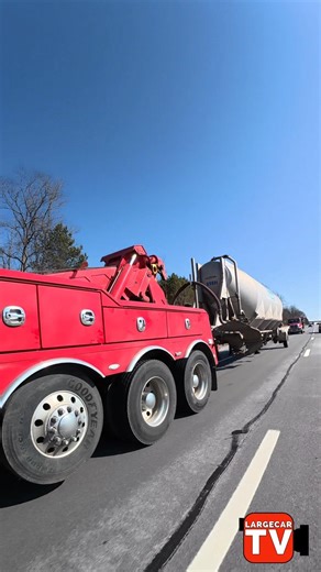 Triaxle wrecker taking care of business ⛽️🛞🚨