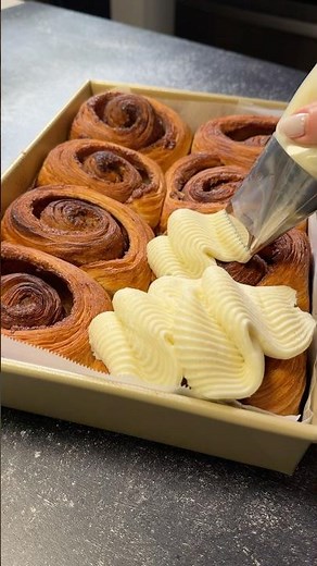 Croissant cinnamon rolls at it’s finest ( recipe in description)