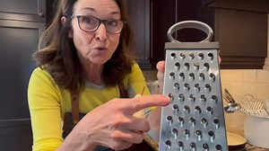 Une tarte facile et de saison! Voici la tarte facile poire et chocolat de Christina! Recette complète: https://www.signegourmand.com/recettes/desserts/tarte-facile-poires-et-chocolat En cuisine avec Christina Blais | Signé Gourmand