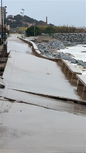 El TOT Badalona, Montgat i Tiana on Instagram: "El passeig marítim al pas per la platja de la Barca Maria de #Badalona ha quedat greument afectat pel temporal. Diversos trams han quedat totalment escardats i l’asfalt s’ha aixecat per la força de les onades, que estan castigant amb intensitat aquest sector del litoral de Badalona."