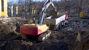 8K views · 312 reactions | Habt ihr schon die Flusspferd-Baustelle  gesehen? Das alte Betonbadebecken ist schon abgerissen und der Aushub für den Filterkeller ist im Gange. Nächsten Sommer soll die neue Badelandschaft fertig sein. ➡ Mit einer Onlinespende von 15 Euro könnt ihr als Herzenspate mithelfen: www.herzenspatenschaft.at. Das ist auch ein nettes Weihnachtsgeschenk . | Zoo Vienna Schönbrunn | Facebook