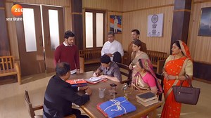 2.3M views · 102 shares | Kya Renuka jaanne ki kosish karegi, ki kyun kiye Aditya ne uske nakli sign? #KyaRenukaMukundKaHogaDivorce? #HamariwaliGoodNews #ZeeOnTheGo Dekho Kahin Bhi Kabhi Bhi Zee5 App Par: https://bit.ly/ZeeTvAnytimeAnywhere Juhi Parmar Shakti Anand Srishti Jain #RaghavTiwari Bodhi Tree Multimedia | ZEE TV | Facebook