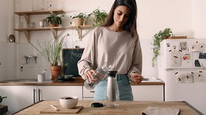 8.1K views · 77 reactions | Cold Brew Coffee ❄️☕️ ist nicht nur sehr trendig  sondern auch äußerst bekömmlich  und herrlich erfrischend. Als GastgeberIn kannst du dir im August die brandneue ✨ Cold Brew Karaffe ✨ als Tupperhit sichern! | Tupperware Österreich | Facebook