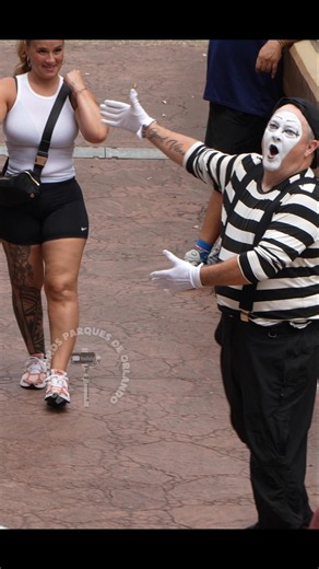 Tom the mime made an unusual choice, nobody expected it 😮😂🤣 #tomthemime #seaworldmime
