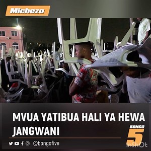 Mvua yaaribu hali ya hewa Jangwani Makao Makuu ya Yanga, mashabiki wajifunika na viti kuendelea kushuhudia Kabumbu | Bongo5.com