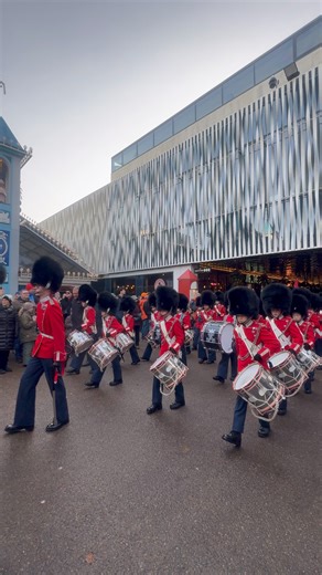 🎯 🔥 Tivoli Youth Guard – Christmas Parade & Stunning Rifle Tricks 🎄🇩🇰 📝 Witness the incredible Tivoli Youth Guard as they perform flawless parade formations and breathtaking rifle tricks inside Copenhagen’s magical Tivoli Gardens. Dressed in their classic red uniforms, these young guards showcase discipline, coordination, and true Danish pride — proving that the future stands strong and bright. Amid the upcoming Christmas preparations, twinkling lights, festive décor and joyful crowds, the