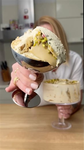 Begum Mici on Instagram: "Antep Fıstıklı Tiramisu!🫠 Fıstıklısı bambaşka bir şey oldu.. Kesin denemen lazım!🥲 Malzemeler - 4 adet yumurta sarısı - 100 gr toz şeker - 30 gr su - 300 gr krema - 300 gr mascarpone - 400 gr antep fıstık kreması (yarısı kremaya yarısı aralar ve üstü için) - 1 yk vanilya özütü - 2 uzun shot espresso - 1 paket kedi dili * Şeker-su 118-120c’ye gelene kadar kaynatılıyor. * En son buzdolabında min. 6 saat dinlendirmek gerekiyor. * Orjinal Tiramisu ve kedi dili tarifini Yo