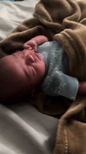 De cristal a todoterreno 😅. No sé en qué momento pasamos de miedo a que se rompa a usarlo de pesa olímpica. La evolución de un papá. 📈🦍 #dadlife #fatherson #newbornvs #toddlerlife