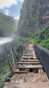 In Madeira, not every trail leads to a famous viewpoint. Some paths take you deeper—where nature quietly takes back what once belonged to man. Like this broken wooden bridge, lost in endless green with the ocean in the distance. It’s not perfect, and that’s exactly the point. The beauty lies in the journey itself. But let me be clear: ⚠️This bridge is part of a dangerous and officially closed trail, with a high risk of rockfalls. Sadly, several lives have already been lost here ☠️ Madeira is ful