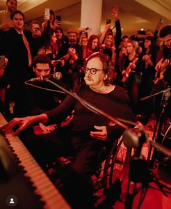 Charly García reapareció en público y tocó en vivo dos de sus grandes éxitos
